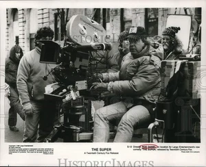 1991 Pressefoto Regisseur Rod Daniel am Set von "The Super" - LRP61236 - Bild 1 von 2