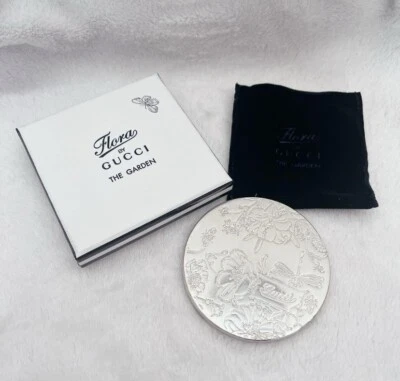 Auténtico espejo plateado con estampado Gucci de dos caras compacto Flora by Gucci Garden Foto 1 de 4