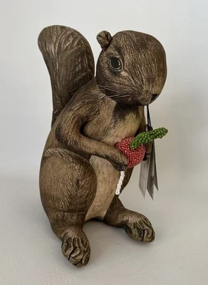 Almohada de felpa John Derian para Target 2025 ardilla del bosque con rábano con cuentas 12x8 Foto 1 de 4