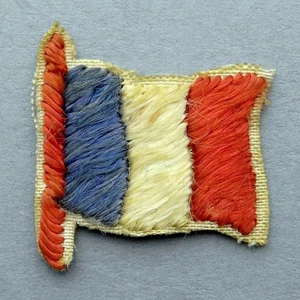 Bandiera Francia seconda guerra mondiale. Antica insegna patriottica (toppa da cucire). Medaglia. - Foto 1 di 4