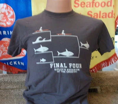 Camiseta RIPLEY'S AQUARIUM at The SMOKIES Hombre Mediana Pez Tiburón 2011 FINAL FOUR Foto 1 de 4