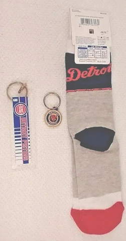 Detroit Tigers Baseball MLB Merchandise Crew Socks and 2 Key Chains Cover