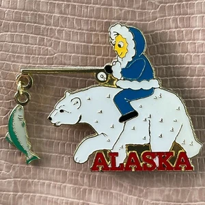 USA🇺🇸METAL FRIDGE MAGNET✅ALASKA WHITE POLAR BEAR HUNTS FOR FISH WITH PENDANT🎗 - Picture 1 of 3