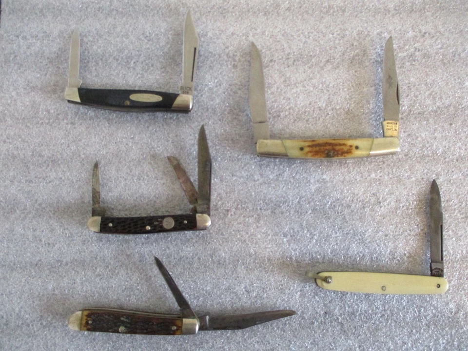 VINTAGE LOT BUCK, AMERICAN, BOKER, & (2) PAL CUTLERY CO.  (TOTAL 5 KNIVES) - Image 1 of 4