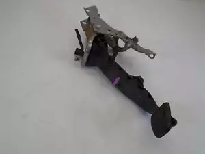 PEDAL EMBRAGUE TOYOTA AURIS TR 1.6 GASOLINA 2007-2012 - Imagen 1 de 11