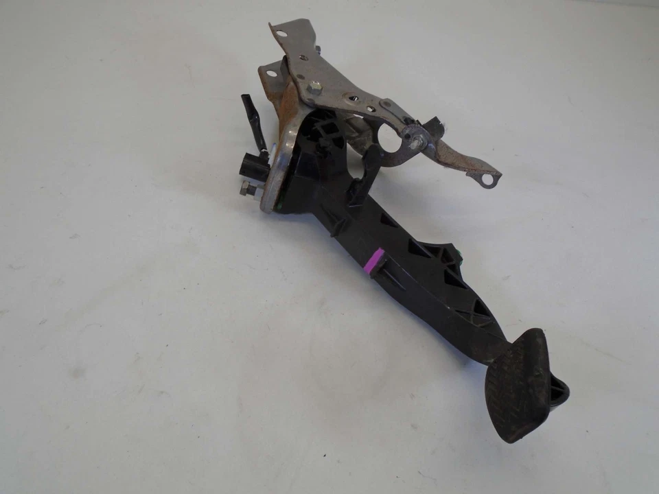 PEDAL EMBRAGUE TOYOTA AURIS TR 1.6 GASOLINA 2007-2012 - Imagen 1 de 4