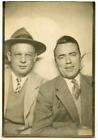 Deux hommes un chapeau Fedora vintage années 1940 photobooth photomaton