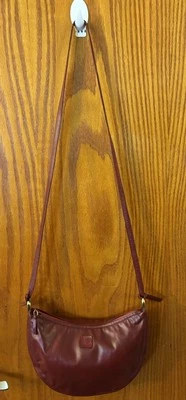 Bolso Bandolera Ann Klein para Calderón Ladrillo Profundo Cuero Rojo Media Luna Foto 1 de 4