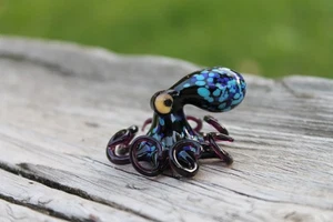 Estatuilla de pulpo de vidrio hecha a mano azul púrpura - animal de murano azul y rosa - mini - Imagen 1 de 6