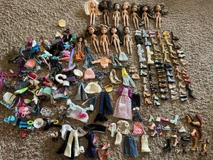 BRATZ Konvolut 11 Puppen mit Schuhen, Kleidung & Zubehör Y2K Vintage teilweise beschädigt - Bild 1 von 22