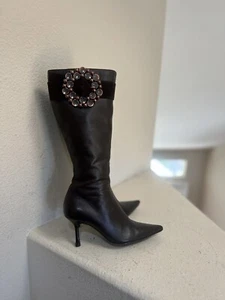 ESCADA KNIEHOHE BRAUNE WEICHE LEDERSTIEFEL MIT VERZIERUNG. Größe 35,5 LESEN - Bild 1 von 15