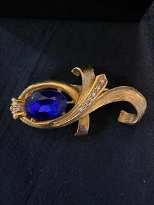 Vintage MCM kräftige goldfarbene Art Deco Brosche blau/klar Strass Swoop Blumen - Bild 1 von 4