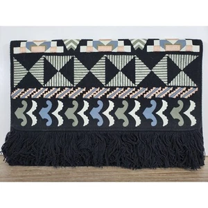 BOLSO CLUTCH DE TELA NEGRO STELLA & DOT MONEDERO DISEÑO GEOMÉTRICO Y FLECOS - Imagen 1 de 7