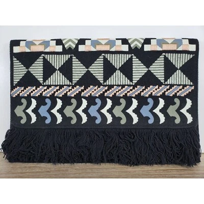 STELLA & DOT ЧЕРНАЯ ТКАНЬ КЛАТЧ СУМОЧКА ГЕОМЕТРИЧЕСКИЙ ДИЗАЙН И БАХРОМА - Изображение 1 из 4