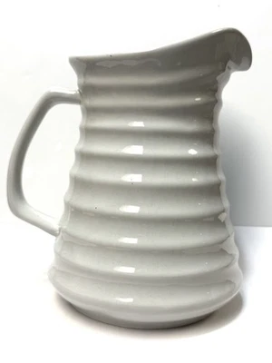 Brocca bianca ceramica di mercato trova 8” superficie a costine portafiori vaso - Immagine 1 di 3