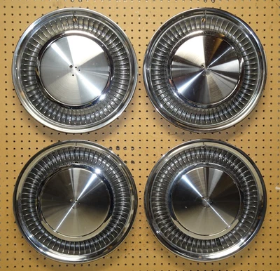 1975-79 CADILLAC DEVILLE 15" TAMPAS DE RODA ESTILO BARBATANA, CALOTAS, CONJUNTO DE 4 - Imagem 1 de 4