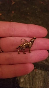 Goldfarbener heulender Wolf Anhänger Wölfe Tierliebhaber Natur Tierwelt Lykanthropie - Bild 1 von 2