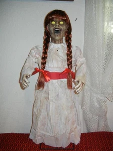TALKING ANNABELLE HAUNTED POSSESSED DOLL HALLOWEEN HORROR DISPLAY PROP FIGUR - Bild 1 von 2