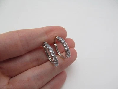 Pendientes de aro redondos de plata de ley 925 con circón azul aguamarina de 0,85 pulgadas Foto 1 de 4