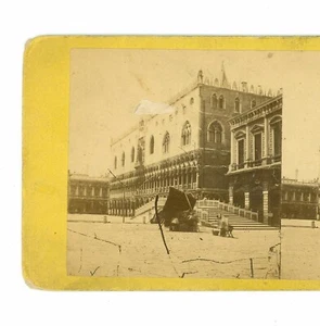 B7100 Uomo seduto all’interno di un ombrellone vicino a Palazzo Ducale, Venezia, Italia D - Foto 1 di 2