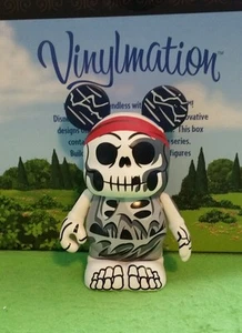 DISNEY VINYLMATION Park - 3" Pirates Of Caribbean Set 2 Skeleton Helmsman - Picture 1 of 2