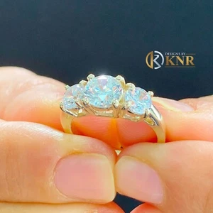 Anello di fidanzamento oro giallo massiccio 14 carati tondo moissanite tre pietre punta 1,80 ct - Foto 1 di 12