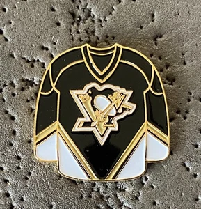 Prendedor de hockey de la NHL camiseta oscura de los Pittsburgh Penguins - Imagen 1 de 2