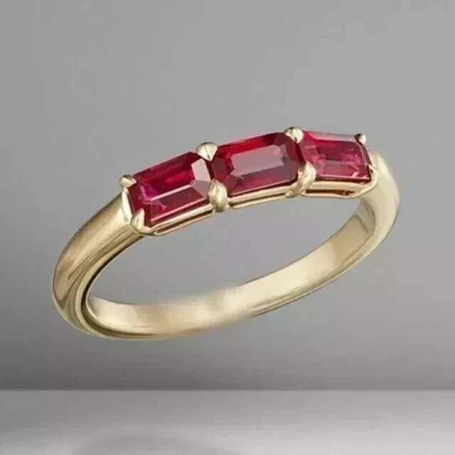 Anillo de tres piedras de rubí rojo creado en laboratorio enchapado en oro amarillo de 14 quilates de 2,25 quilates corte esmeralda Foto 1 de 4