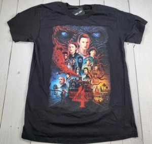 Stranger Things Staffel 4 Poster Gruppe Grafik T-Shirt Gr. M - Bild 1 von 8
