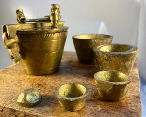Antik Messing Graduierte WAAGE Tasse VERSCHACHTELTE GEWICHTE Apotheker SET mit 6 Gewichten - Bild 1 von 15