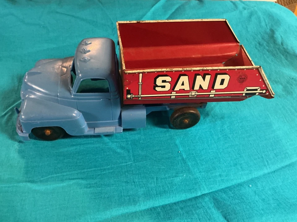 Camión volquete de arena Marx con volteo de metal y cabina y marco de plástico Foto 1 de 4