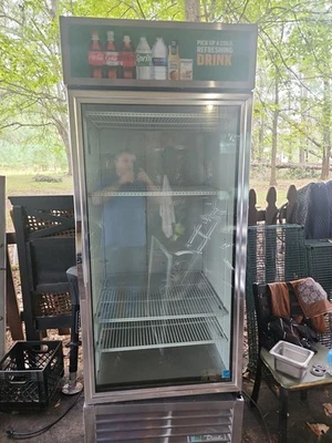 Enfriadores de bebidas True Pepsi comercializador frontal de vidrio de una sola puerta Foto 1 de 4