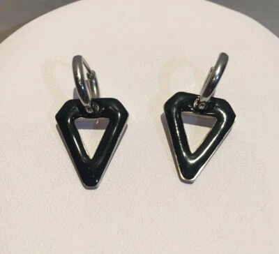 Coppia di orecchini acciaio steel cerchietto V Valentina triangolo nero 0185 - Immagine 1 di 3