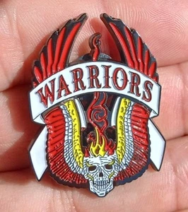 The Warriors 1979 Film geflügelter Totenkopf Emaille Pin Weste Farben NYC Gangs NY Cyrus - Bild 1 von 3