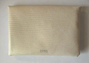 Bolsa cosmética de maquillaje IPSY imitación reptil agosto 2021 modelo con cepillo y resaltador - Imagen 1 de 7