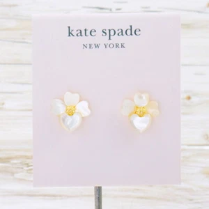 NWT Kate Spade Precious Pansy Pearl Flower Stud Earrings Gold Tone - Picture 1 of 6