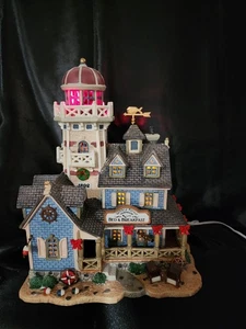 Lemax Plymouth Corners "Whale Point Lighthouse Bed & Breakfast" - Imagen 1 de 15