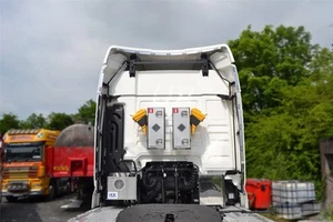 Lados perimetrales de acero inoxidable + tira superior + luces estroboscópicas ámbar + LED para adaptarse a Iveco S-Way - Imagen 1 de 5