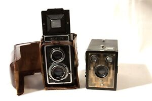 Lot of two vintage film cameras for display: Zeiss Ikoflex and Kodak six-20 Brow