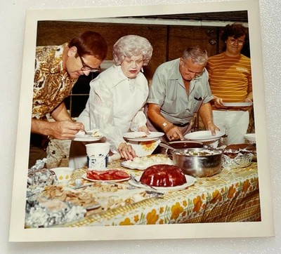 Foto colorida de uma reunião de família servindo comida na China por volta de 1970 - Imagem 1 de 3