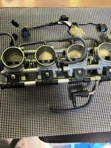 100% 01-07 Suzuki Hayabusa GSXR1300 GSX1300R Drossell Bodies Body Einspritzdüse - Picture 1 of 5