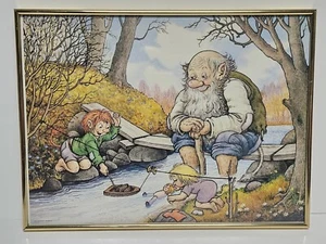 Estampado de troll Rolf Lidberg vintage por el río 1985 en marco de metal dorado 16"x12" - Imagen 1 de 6