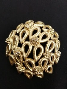 Spilla/spilla Monet vintage tono oro cupola rotonda aperta lavoro firmata - Foto 1 di 8