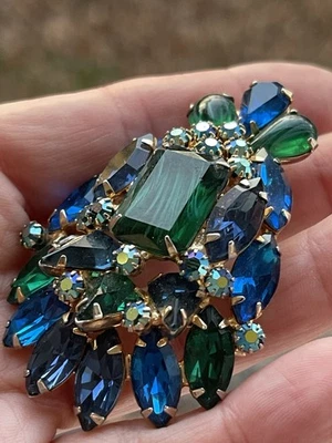Stunning Vintage Large Brooch Green Blue AB Crystals Art Glass - Image 1 of 4