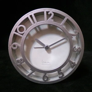 RELOJ DE ESCRITORIO MICHAEL GRAVES ALUMINIO TEXTURIZADO con NÚMEROS RECORTADOS - Imagen 1 de 10