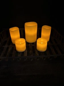 5er Set weiße flammenlose flackernde Stumpenkerzen mit 4 Stunden Timer - Amber Glow - Bild 1 von 2