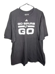 San Antonio Spurs Adidas T-Shirt Erwachsene 2XL XXL Schwarz The Go To Tee NBA Grafik - Bild 1 von 6