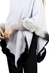 La Fiorentina | Asymmetrischer Poncho mit ombriertem Fellbesatz - grau - Bild 1 von 5