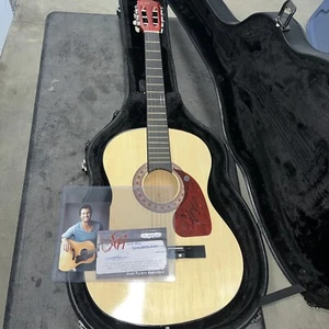 Guitarra acústica firmada por Luke Bryan - - Imagen 1 de 9