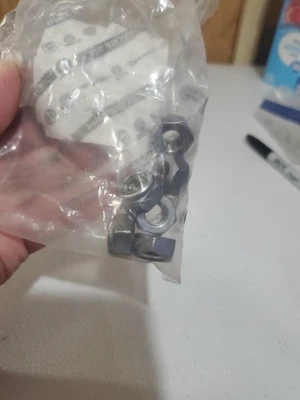 Paquete de 6 tuercas de bloqueo para Jeep Renegade Dodge Hornet OEM 68361340AA NUEVO Foto 1 de 3